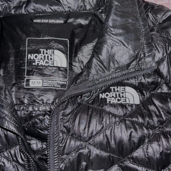 North Face puffer jacket size medium - Picture 3 of 3